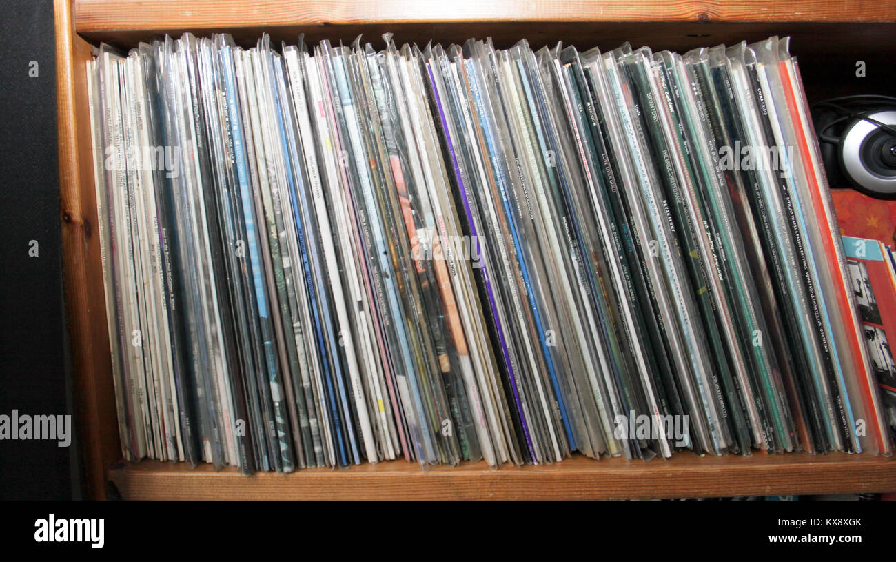 Album in vinile impilati verticalmente in una unità Foto Stock