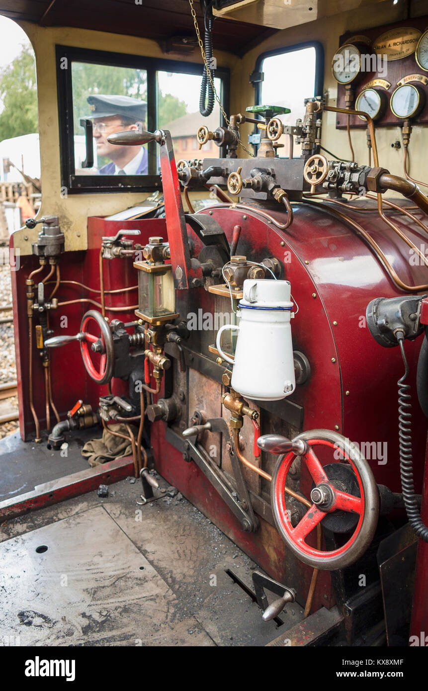 Sul pavimento di un Bure Valley ferrovia a scartamento ridotto del motore in Norfolk England Regno Unito Foto Stock