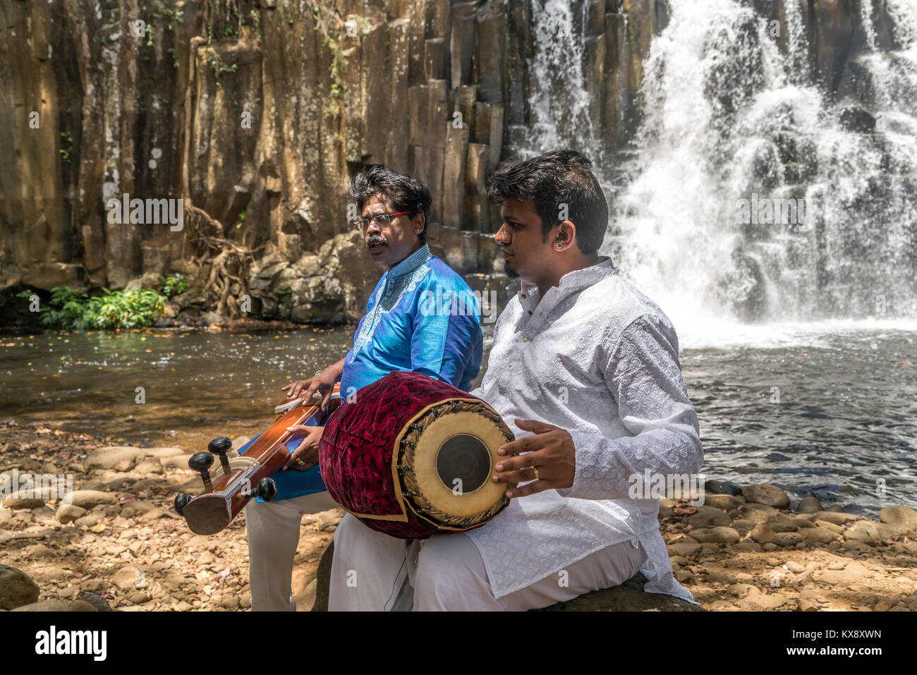 Einheimische indù proben Musiker am Wasserfall Rochester Falls bei Souillac, Mauritius, Afrika | locali musicisti hindi ripassando al waterfal Foto Stock