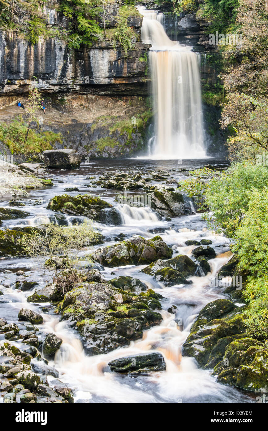 Una lunga esposizione di Thornton vigore a cascata Ingleton nel Yorkshire Dales Foto Stock