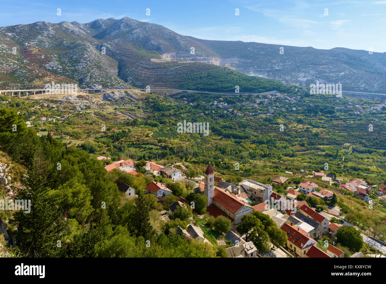 Klis Varos Village, strada D1 & Mosor gamma di montagna vicino a Spalato, Croazia Foto Stock