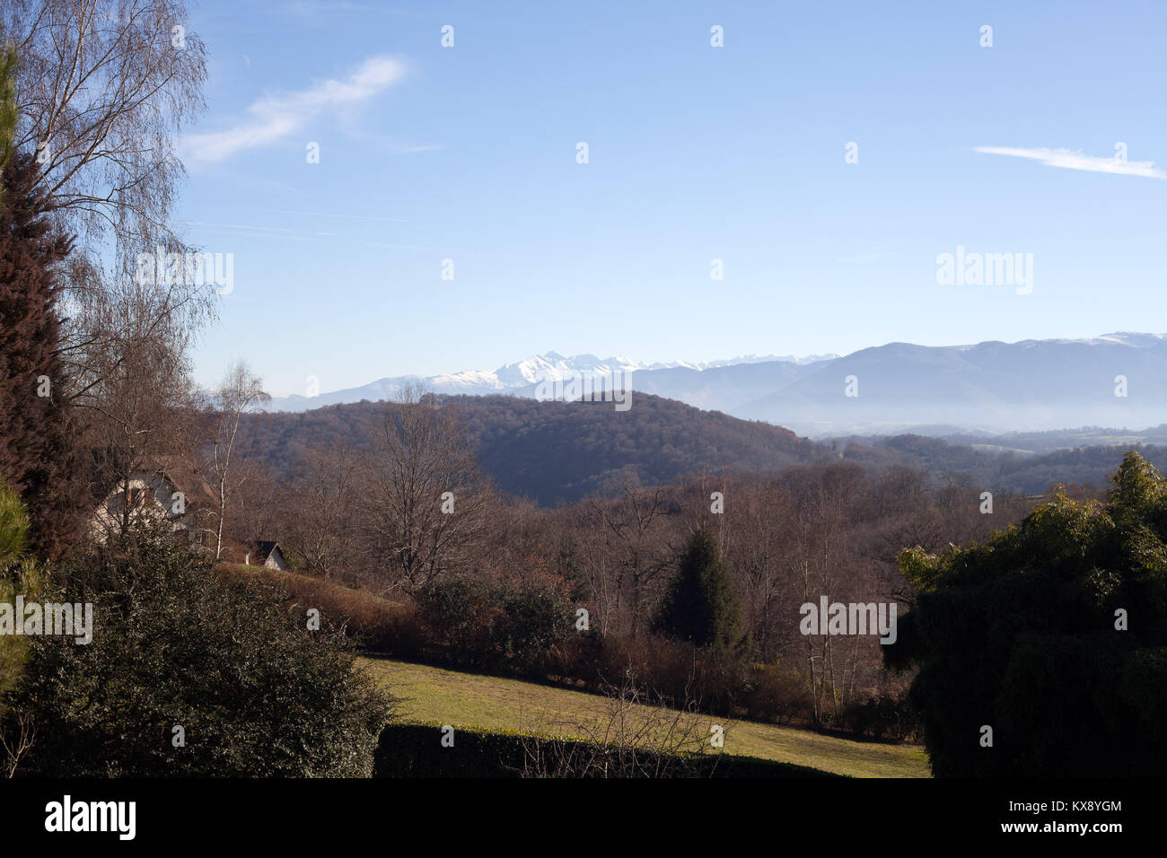 Vista dei pirenei in inverno da Pardies-Pietat, a sud di Pau, Pirenei Atlantiques, Francia Foto Stock