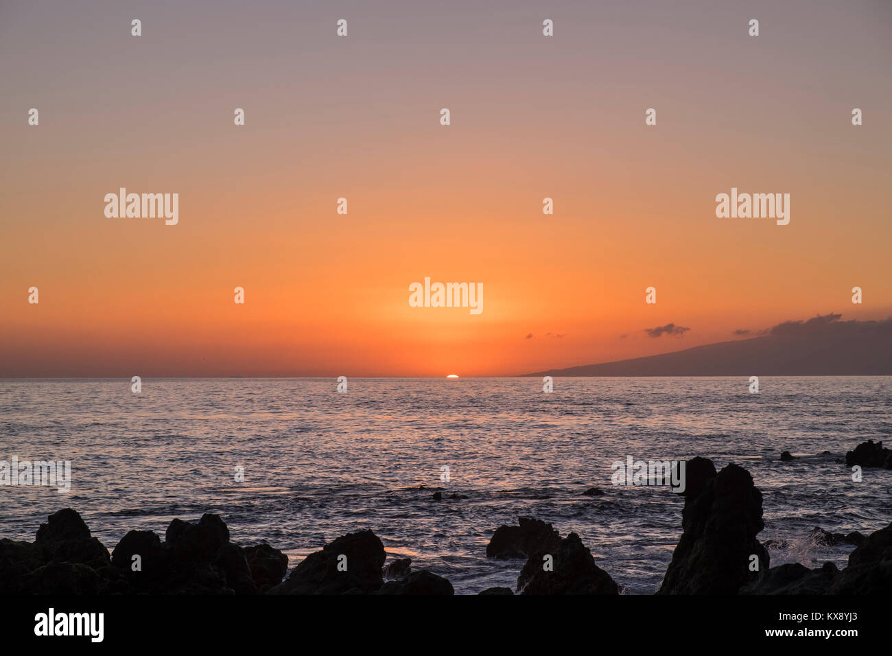 Tramonto in pieno inverno, a sud di La Gomera visto dalla costa occidentale di Tenerife Playa San Juan, Isole Canarie, Spagna Foto Stock