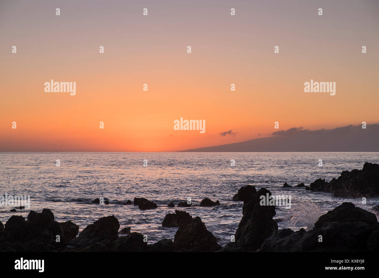 Tramonto in pieno inverno, a sud di La Gomera visto dalla costa occidentale di Tenerife Playa San Juan, Isole Canarie, Spagna Foto Stock