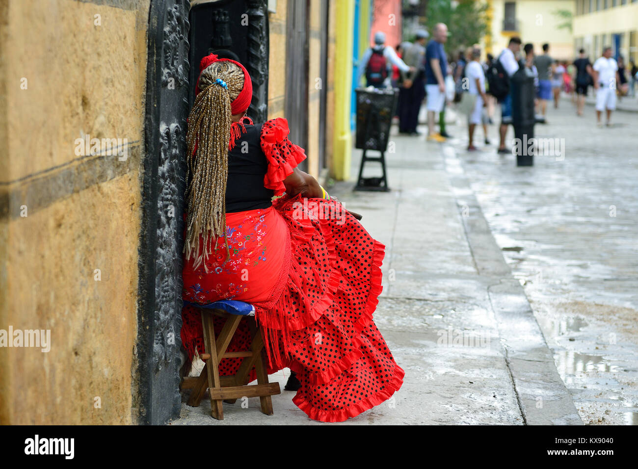 Il residente di l'Avana in abito tradizionale è di stare di fronte alla casa coloniale nel centro della città vecchia, amo Foto Stock