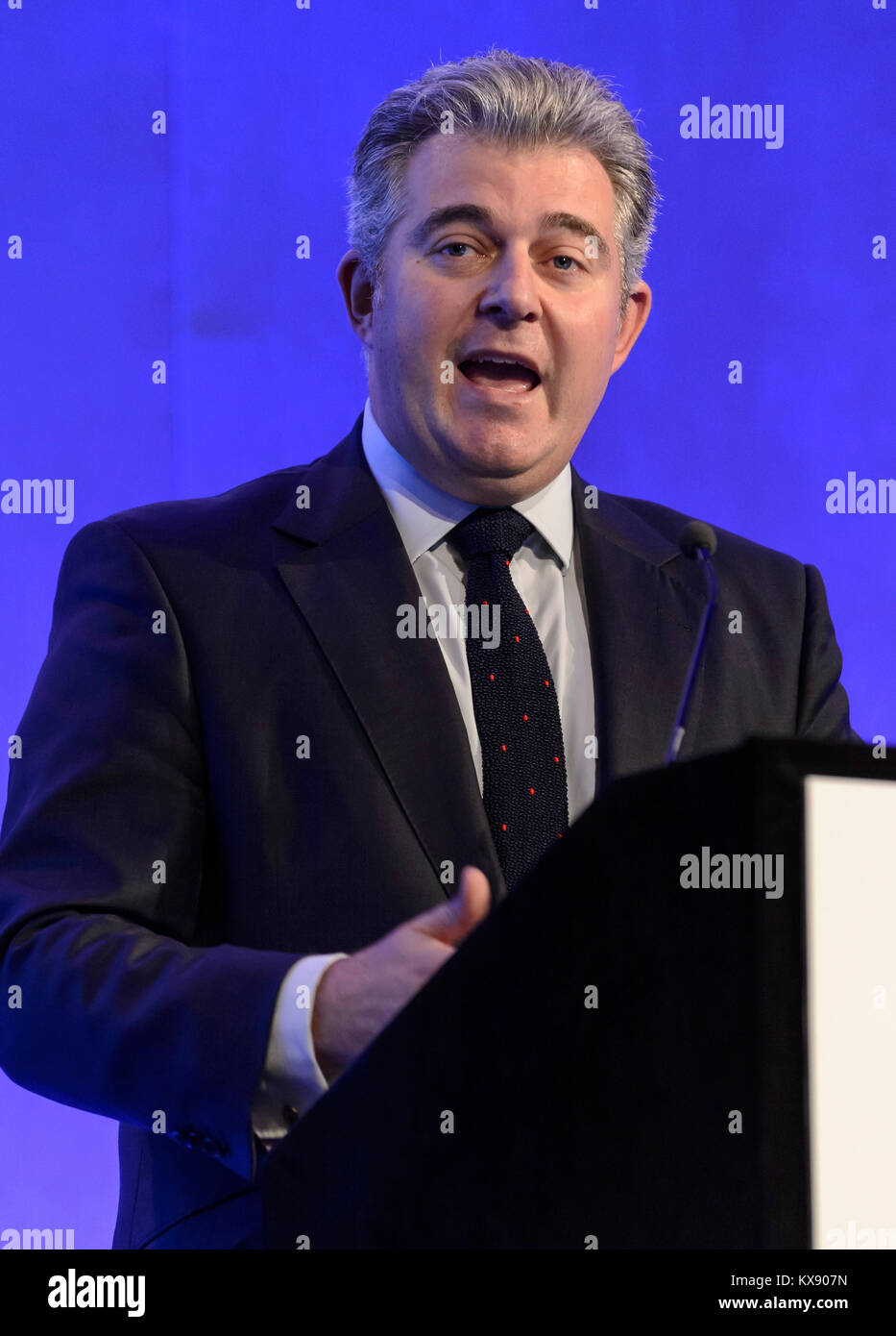 MP Brandon Lewis parlando in occasione di una conferenza tenutasi nel 2016 a Londra. Egli è stato nominato presidente del partito conservatore & Ministro senza portafoglio nel 2018 Foto Stock