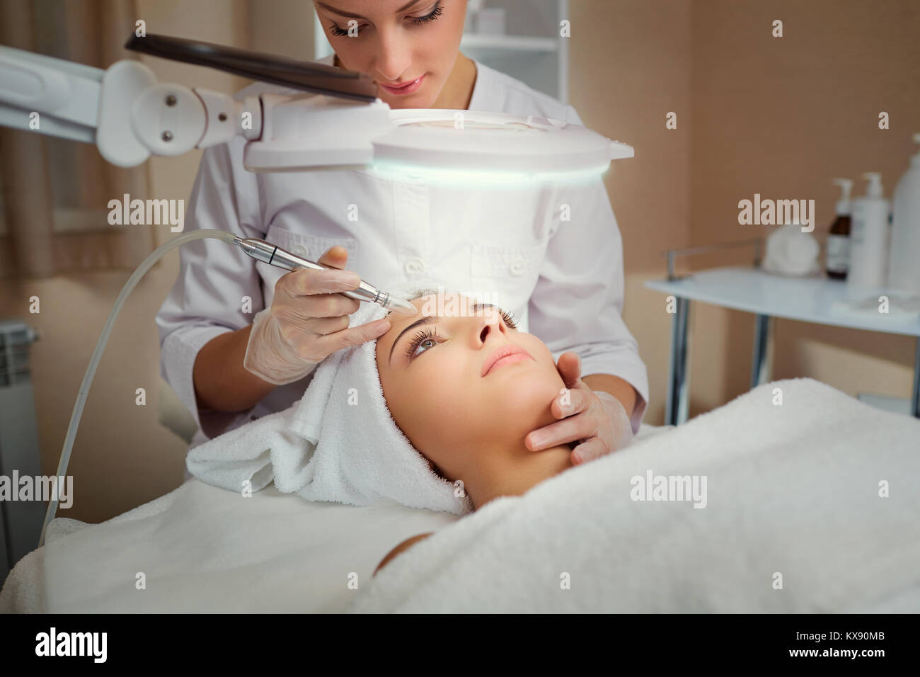 Donna su viso skincare procedura. Foto Stock