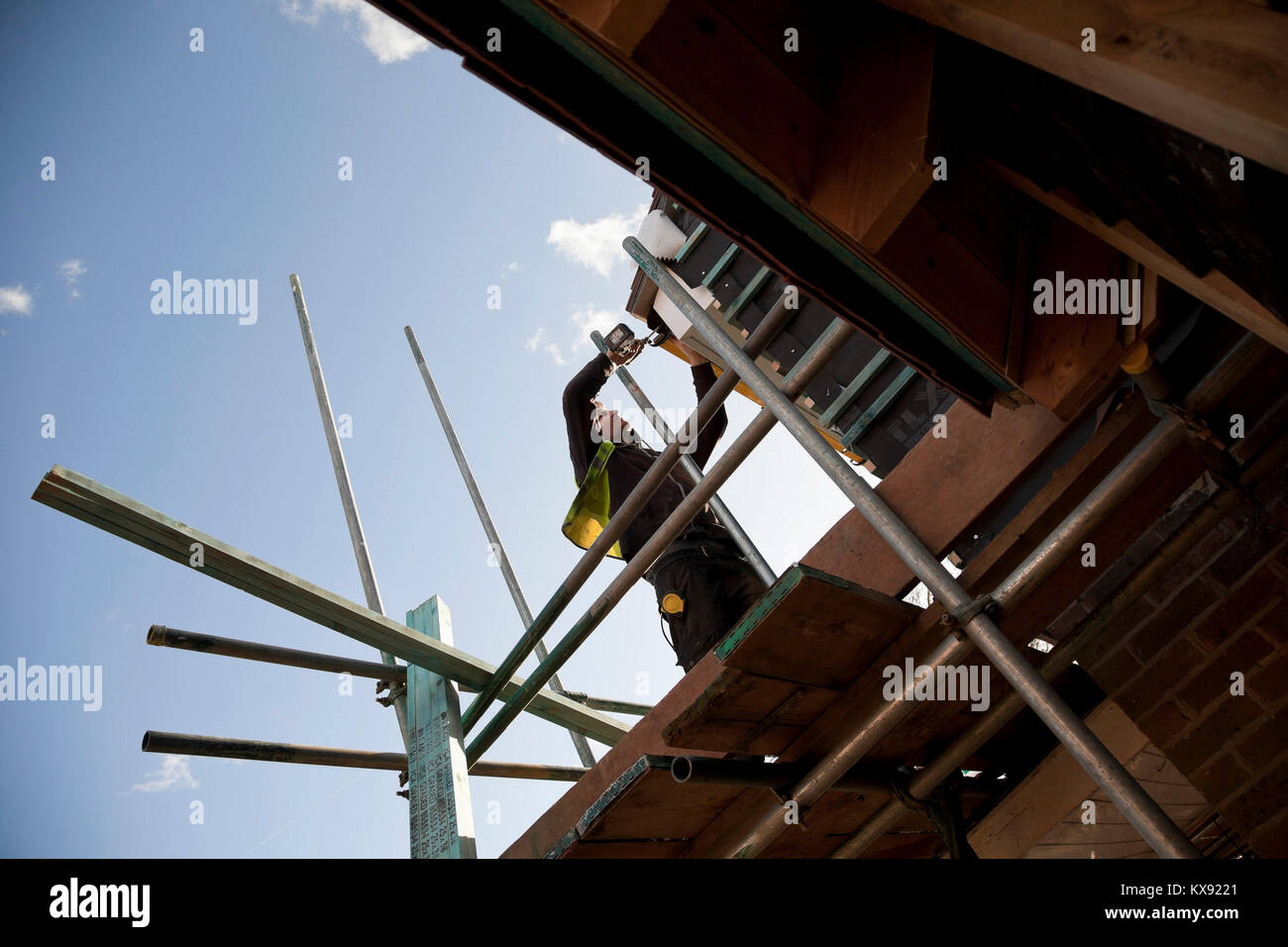 La costruzione di nuove case su uno sviluppo vicino aeroporto di Gatwick, Horley, Surrey. Foto Stock