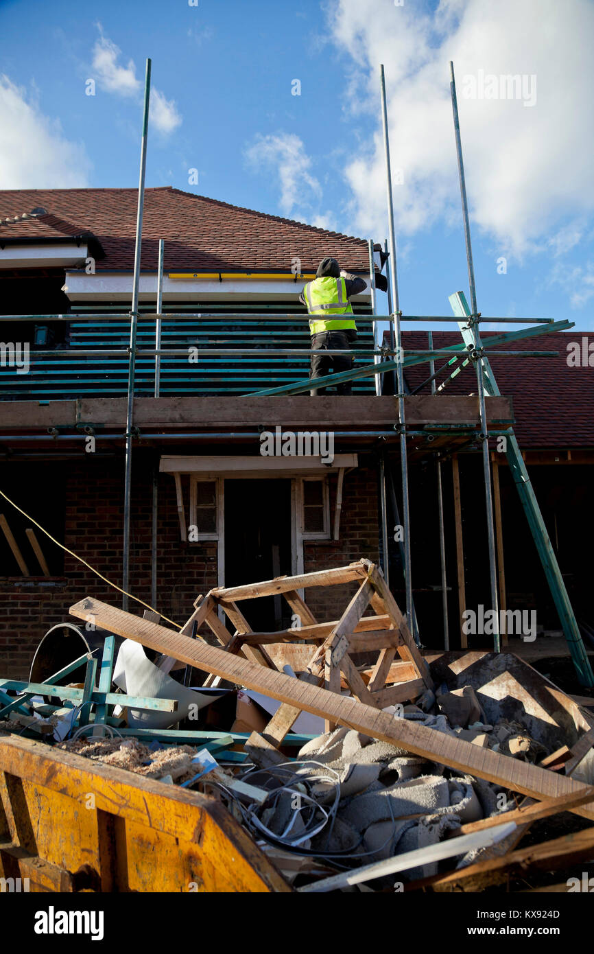 La costruzione di nuove case su uno sviluppo vicino aeroporto di Gatwick, Horley, Surrey. Foto Stock
