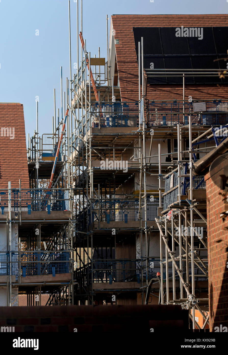 La costruzione di nuove case su uno sviluppo vicino aeroporto di Gatwick, Horley, Surrey. Foto Stock