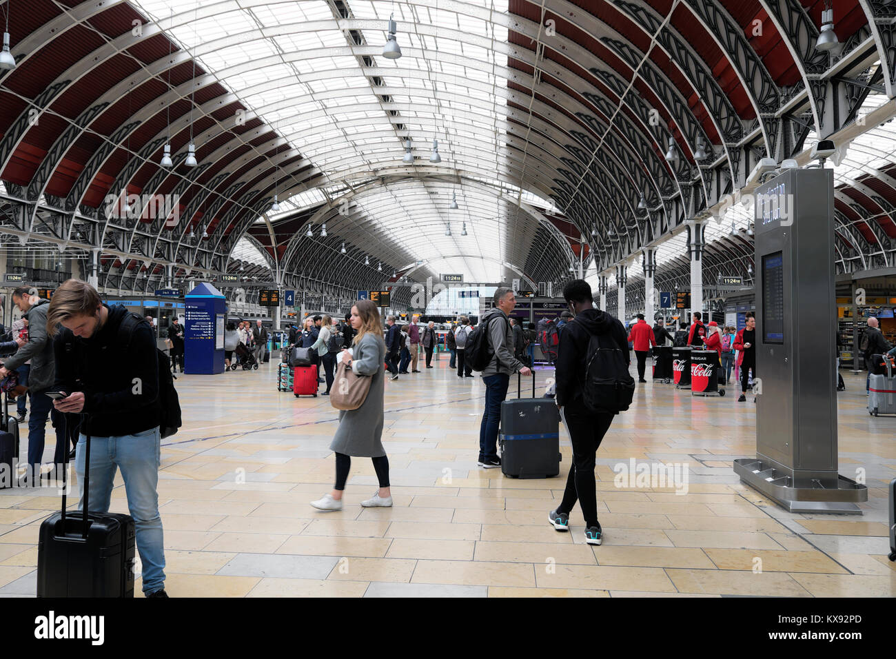 Persone in piedi in attesa dell'atrio e il piazzale antistante la stazione di Paddington con una vista del rood in Londra England Regno Unito KATHY DEWITT Foto Stock