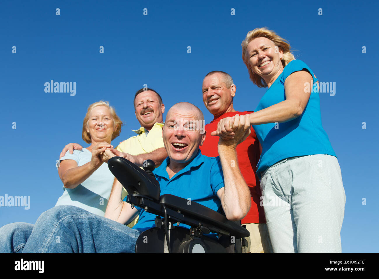 Disabilitato l'uomo con la famiglia che mostra l'unità. Foto Stock