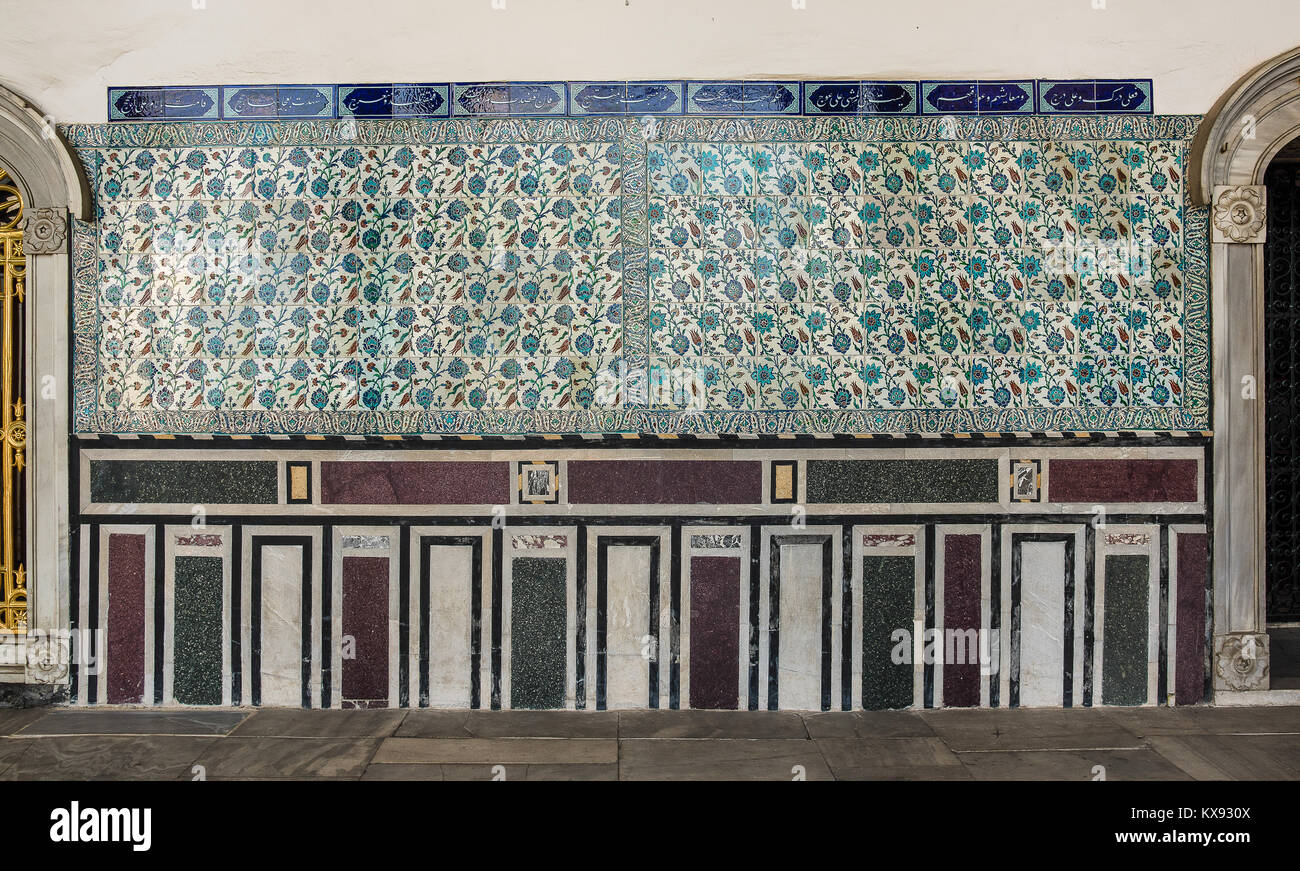 Piastrella mosaico nel palazzo Topkapı, Istanbul, Turchia. Foto Stock