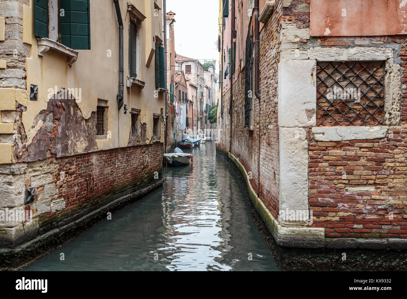 Un piccolo canale a Venezia, Italia, Europa. Foto Stock