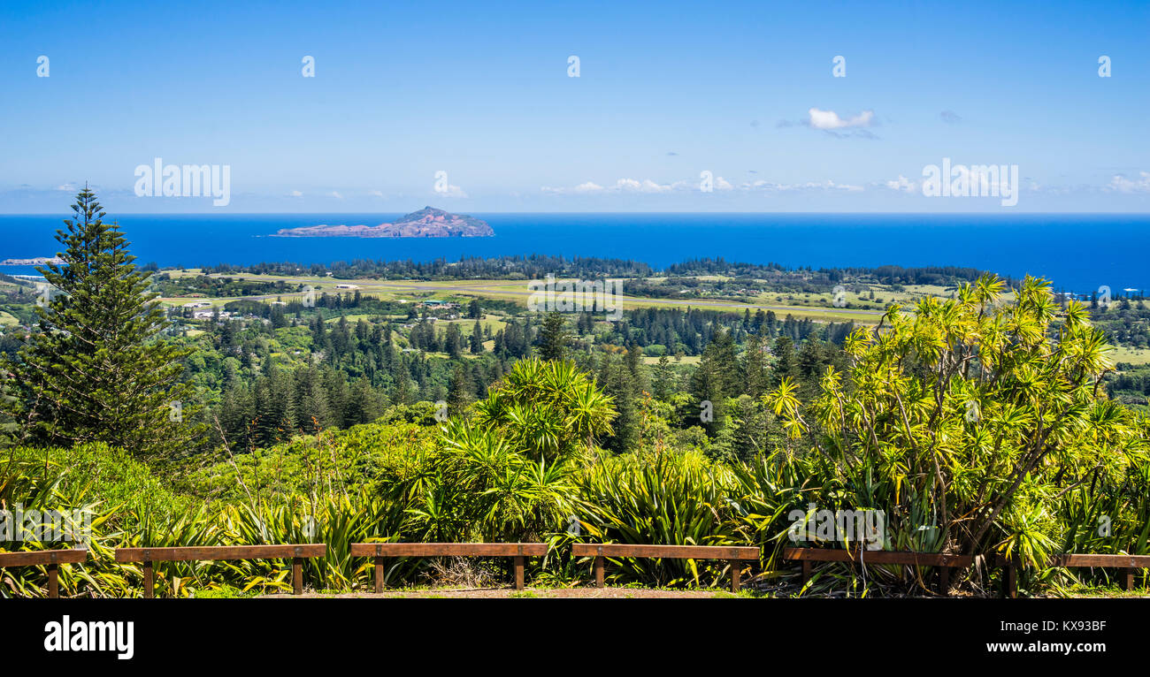 Isola Norfolk, australiano territorio esterno, Parco Nazionale di Norfolk Island vista di Isola Norfolk Airport e Phillip Island da Mount Pitt summit Foto Stock