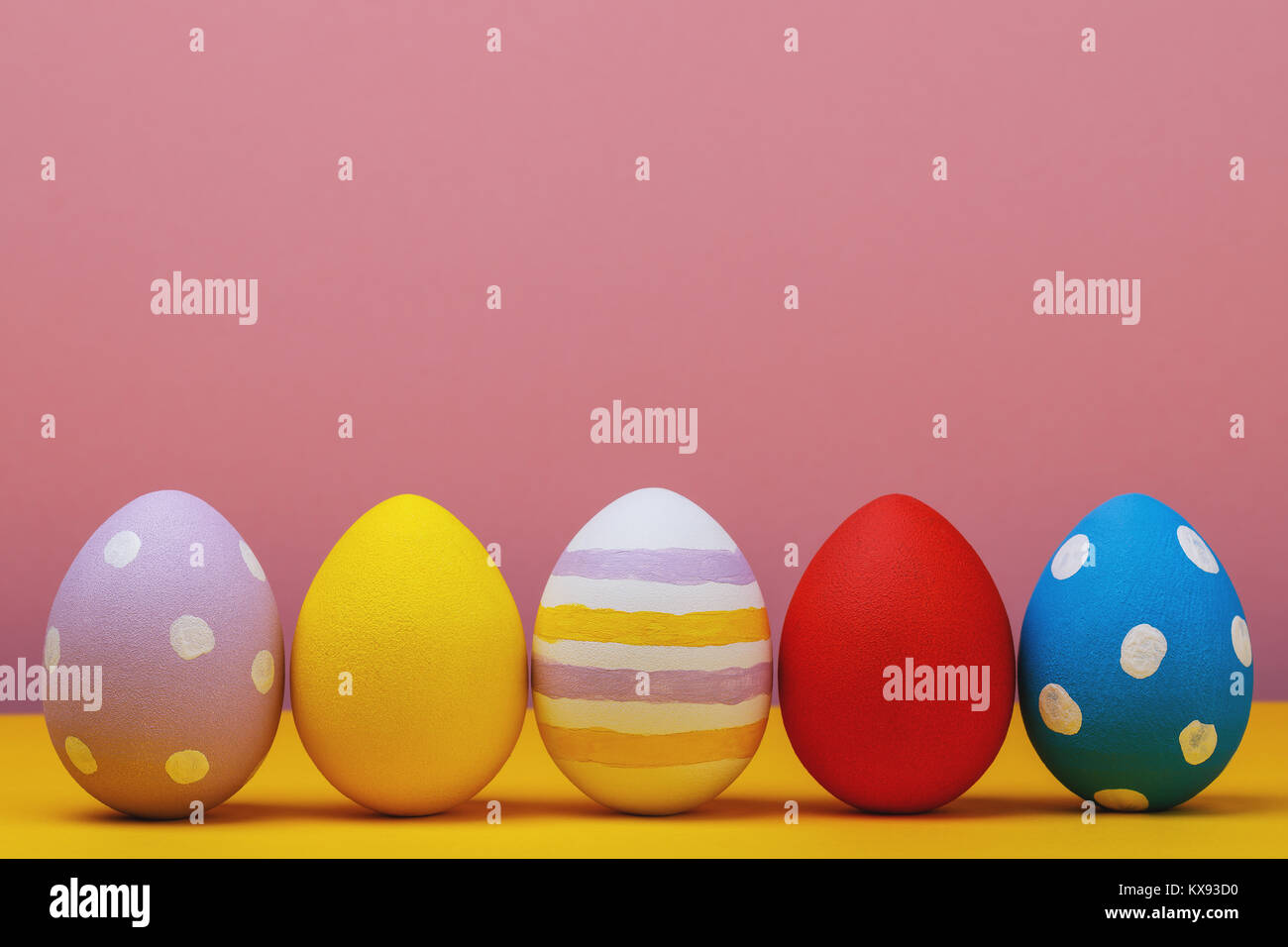 Multicolore di uova di pasqua con spazio per testo, close-up Foto Stock