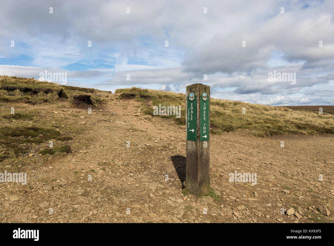 Pennine Way escursionismo signpost tra Mill Hill e Kinder Scout che mostra il modo di Edale e Snake Inn, Parco Nazionale di Peak District, REGNO UNITO Foto Stock