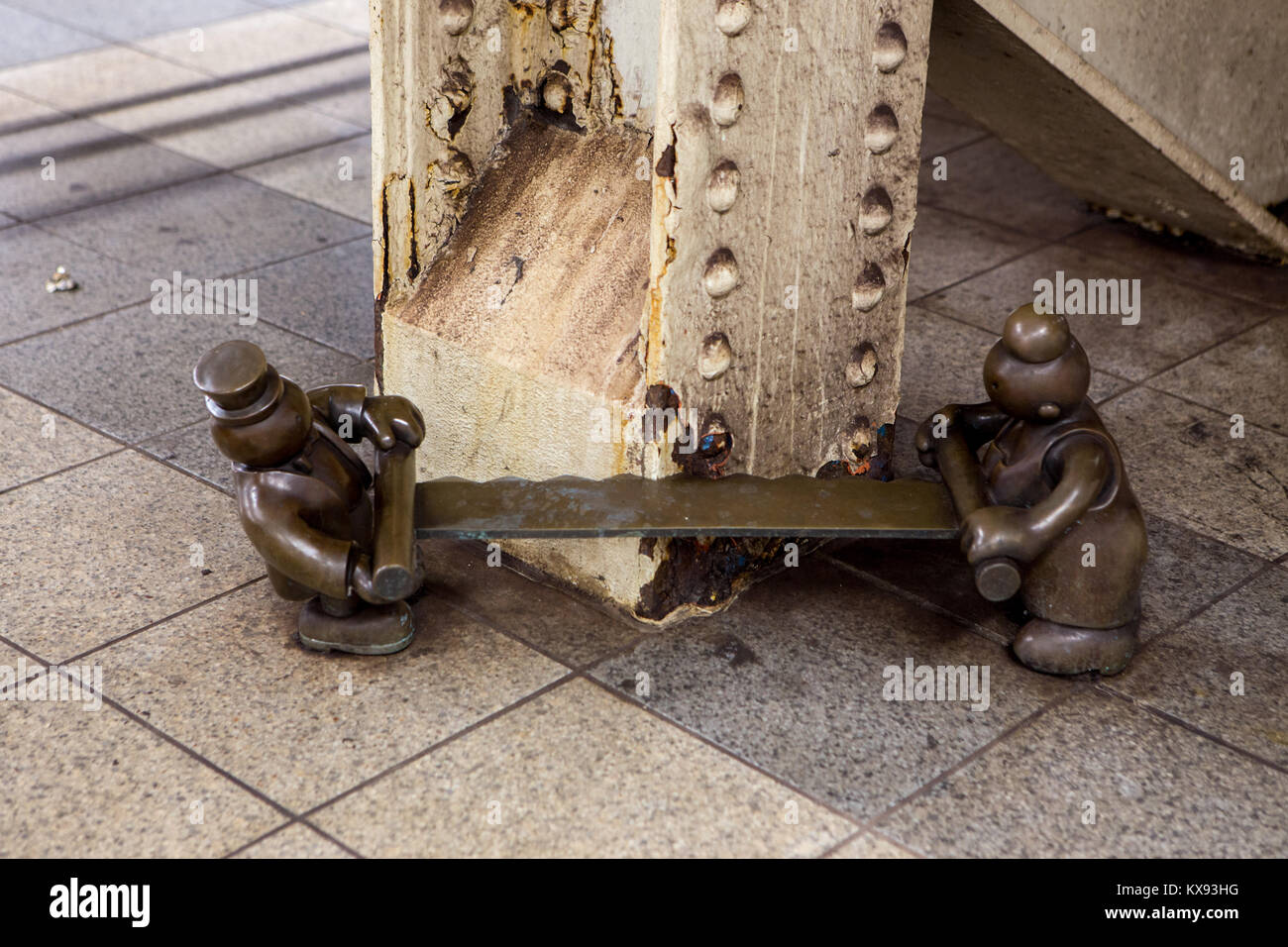 "Vita" della metropolitana è una permanente di arte pubblica creato dallo scultore Otterness per la 14th Street - Ottava Avenue stazione della metropolitana di NY Foto Stock