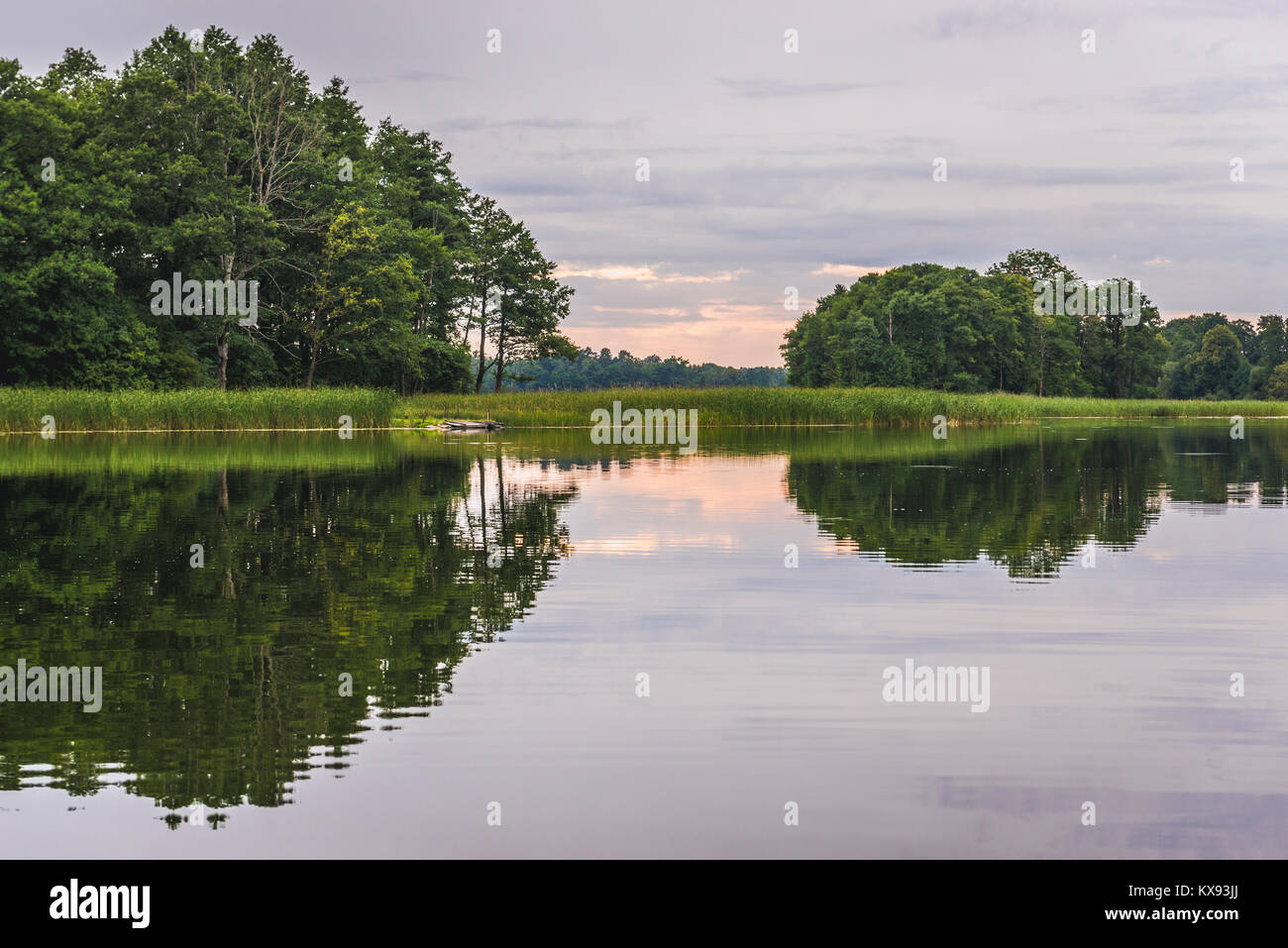 Biale Lake (lago bianco) vicino villaggio Dluzec Warmian-Masurian nel voivodato di Polonia Foto Stock