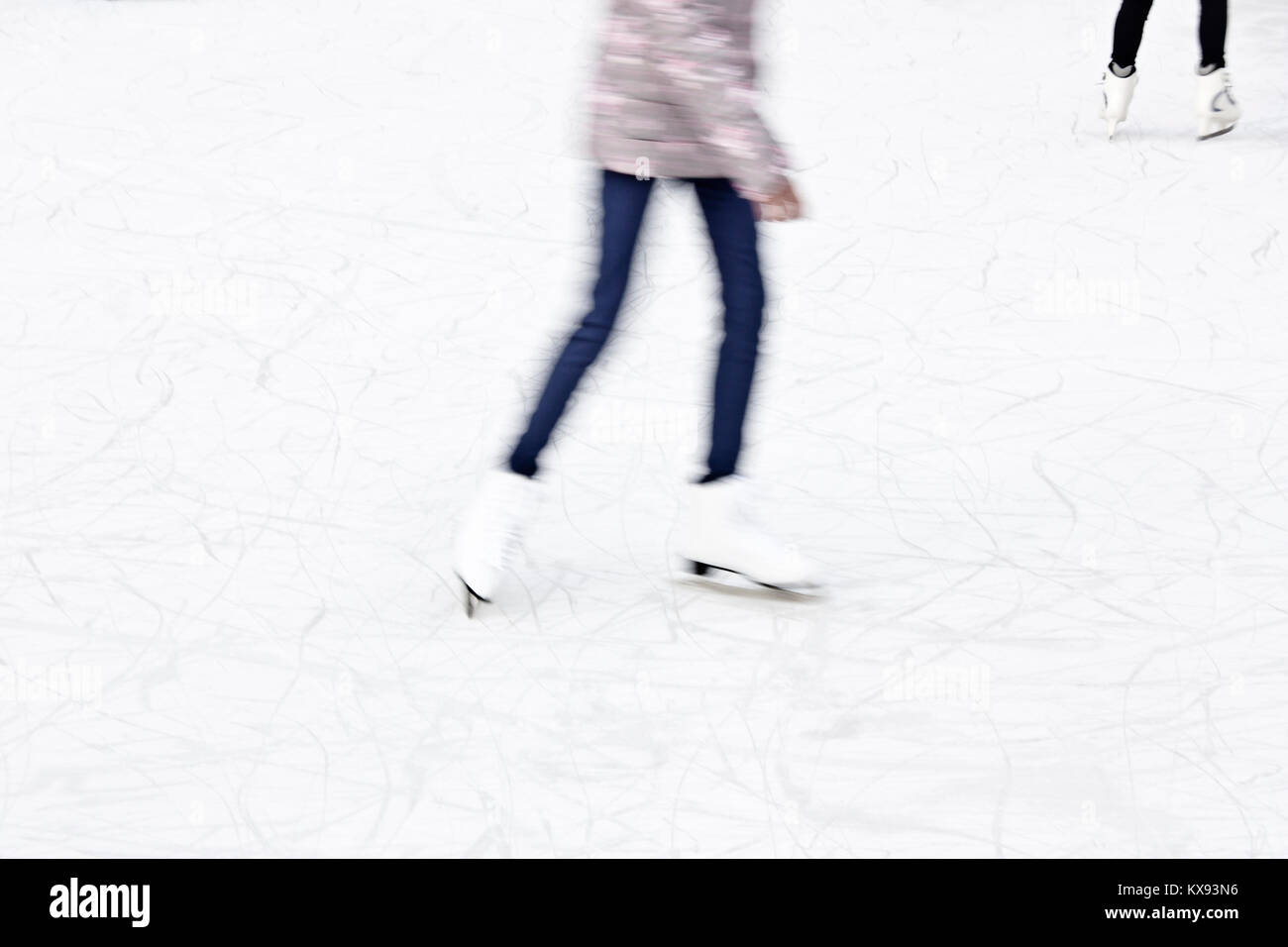 Arty sfocata due teenager pattinaggio sul ghiaccio gambe , divertimento e svago invernale dettaglio Foto Stock