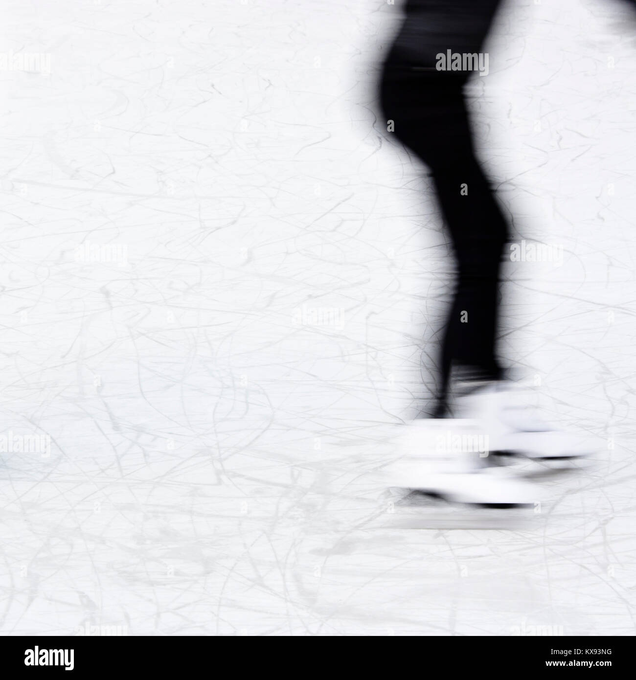 Arty sfocata ragazza adolescente pattinaggio sul ghiaccio gambe , divertimento e svago invernale dettaglio Foto Stock