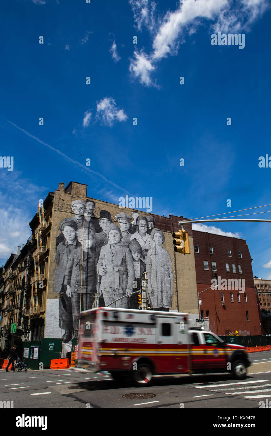 In corrispondenza dell'intersezione di Franklin e Chiesa strade a Tribeca, JR, un francese di artista di strada, creato un gigante, fotografico murale raffigurante immigrato chi Foto Stock
