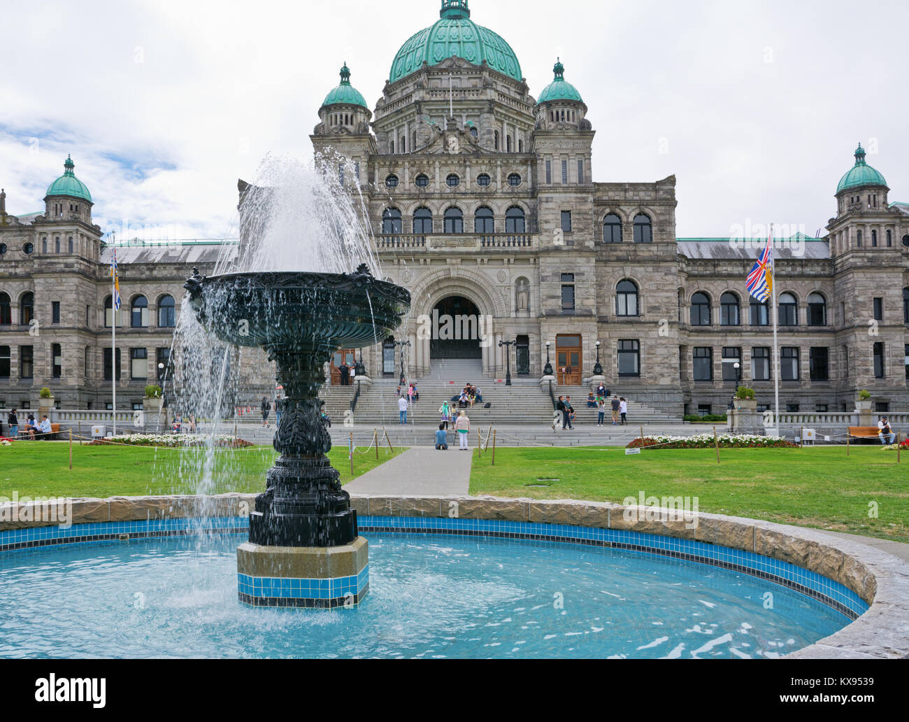 Vista frontale dei motivi e la fontana del British Columbia agli edifici del Parlamento in Victoria BC Canada. Victoria British Columbia in Canada. Foto Stock
