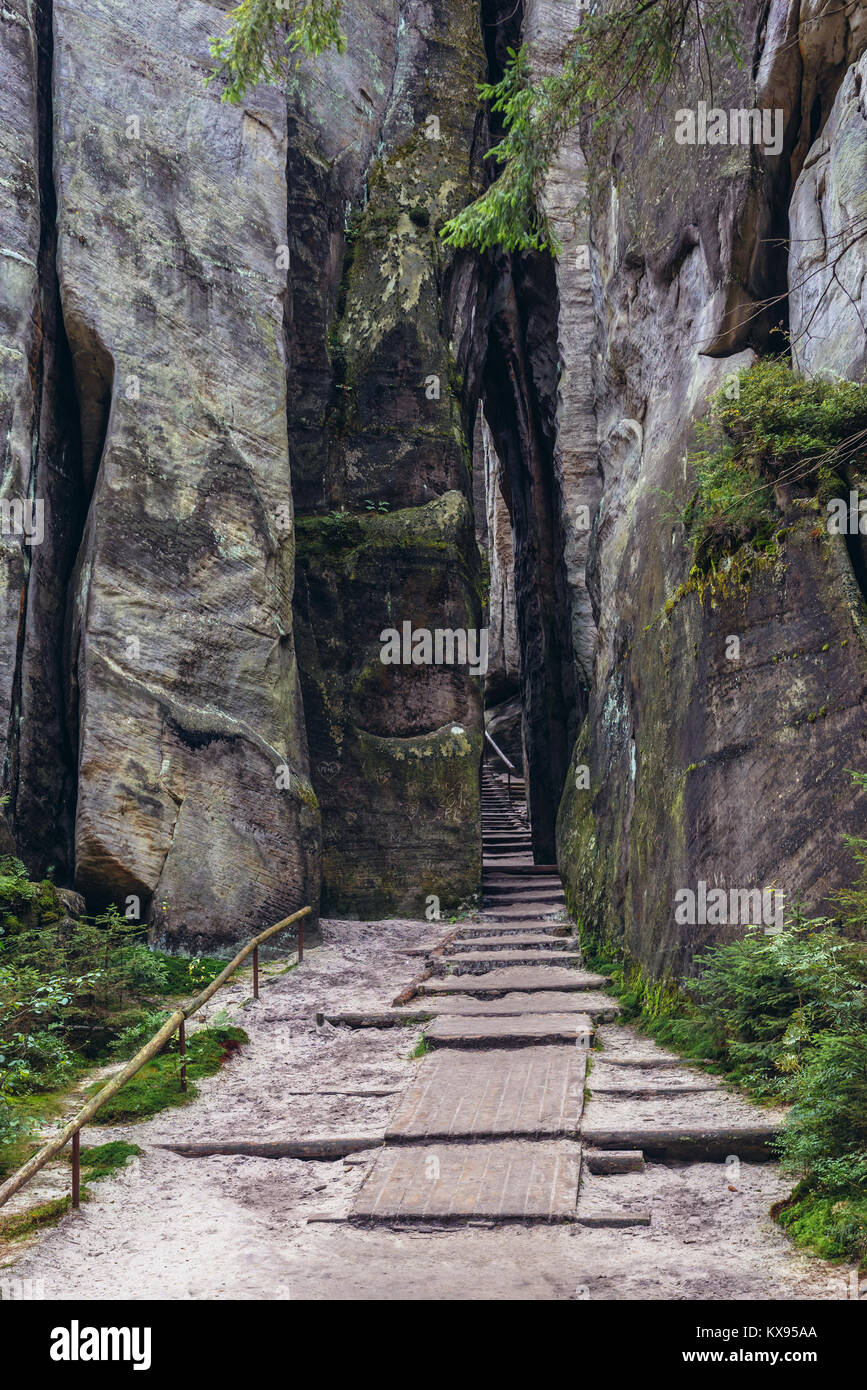 Passaggio stretto tra le rocce in riserva naturale nazionale Adrspach-Teplice rocce vicino Adrspach villaggio nel nord-est della regione della Boemia, Repubblica Ceca Foto Stock