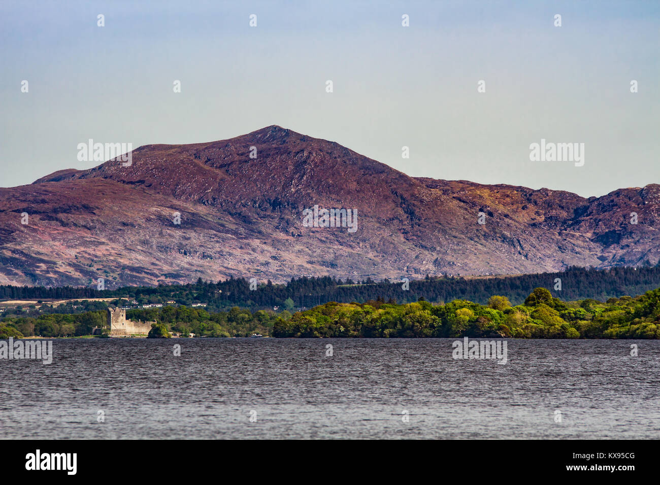 Lough Leane, Parco Nazionale di Killarney, nella contea di Kerry, Irlanda, Europa, vista di casa torre Castello di Ross e Crohane mountain Foto Stock