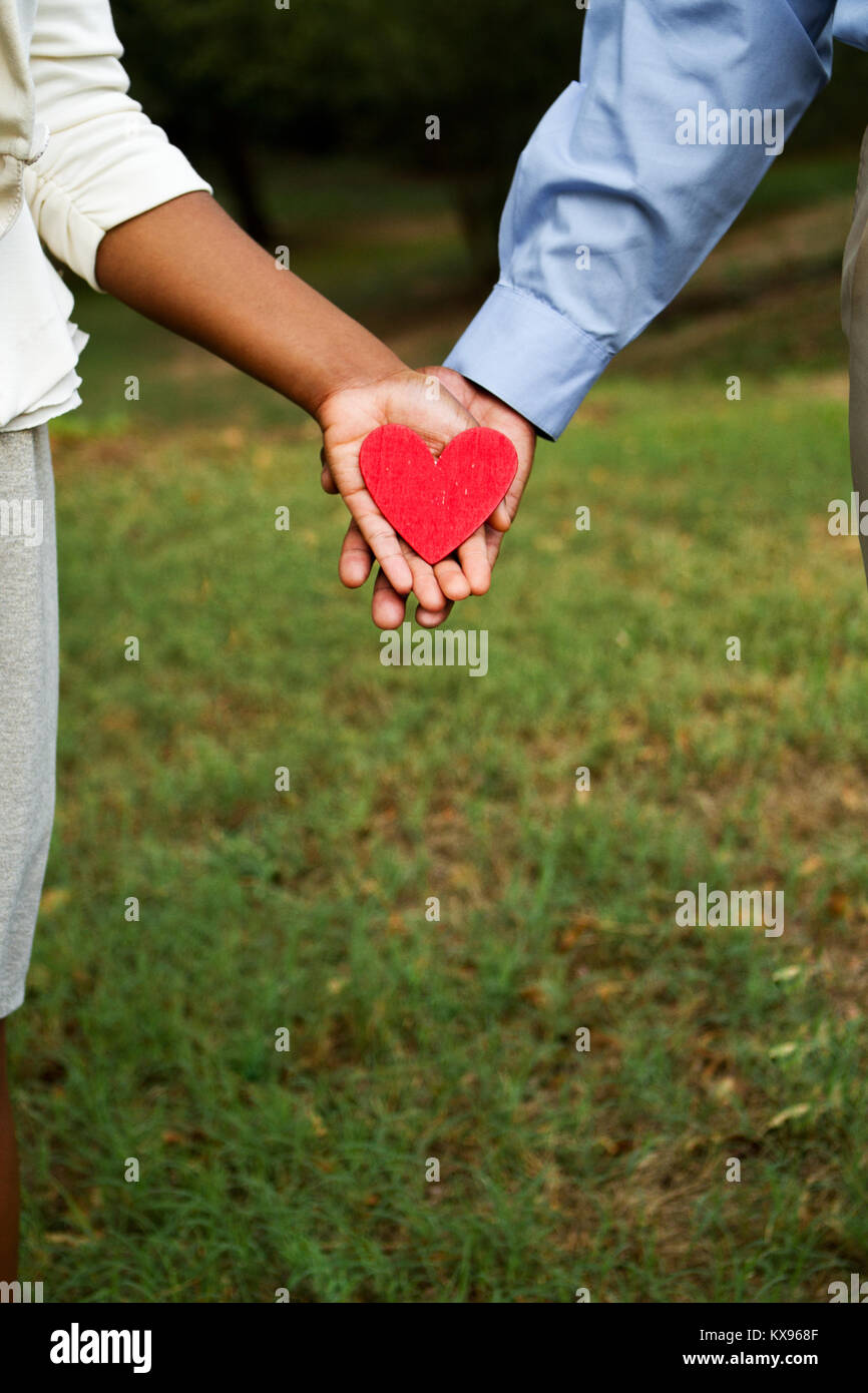 Felice di amare giovane tenendo un cuore. Foto Stock