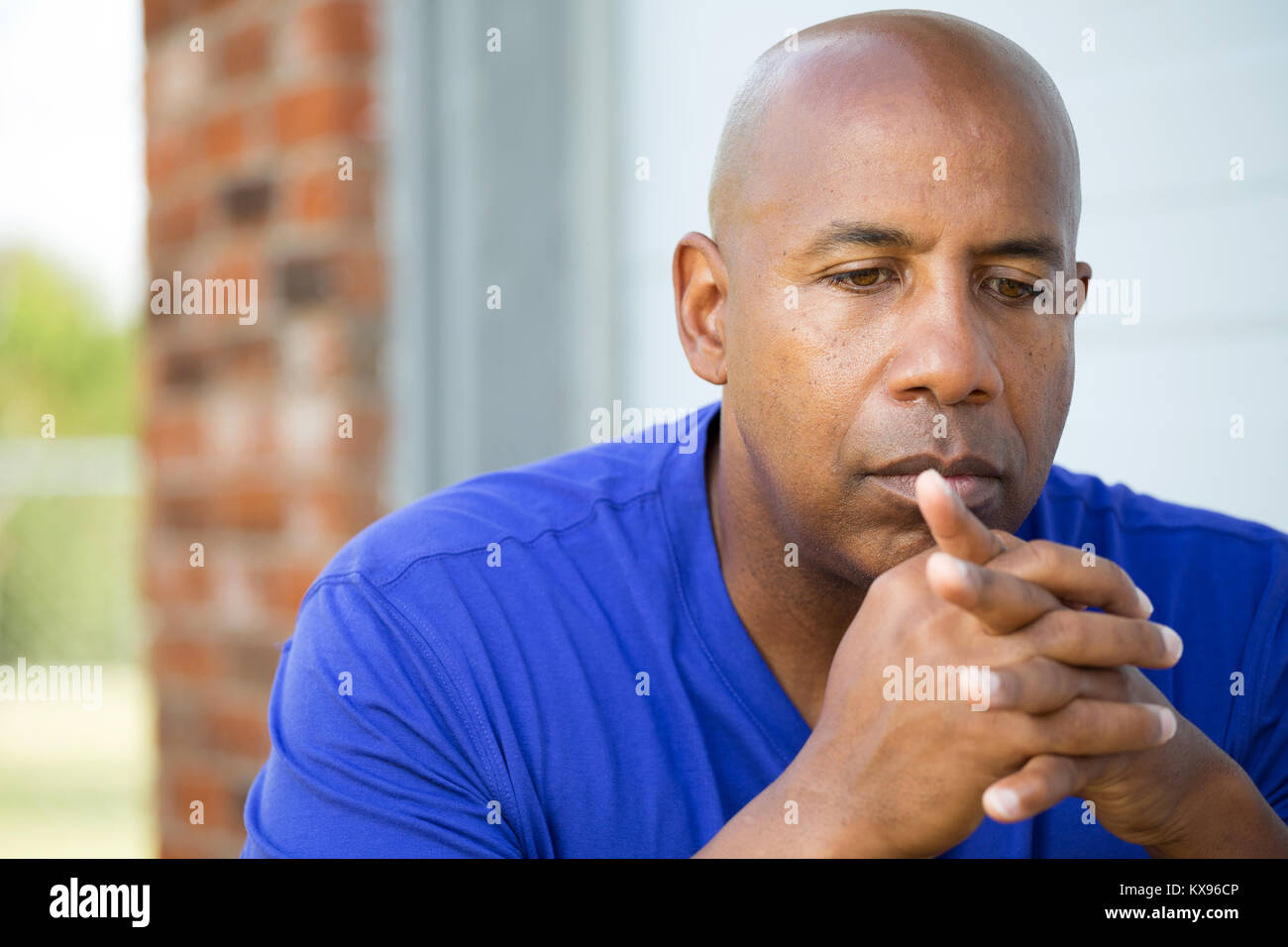 African American uomo nel profondo pensiero. Foto Stock