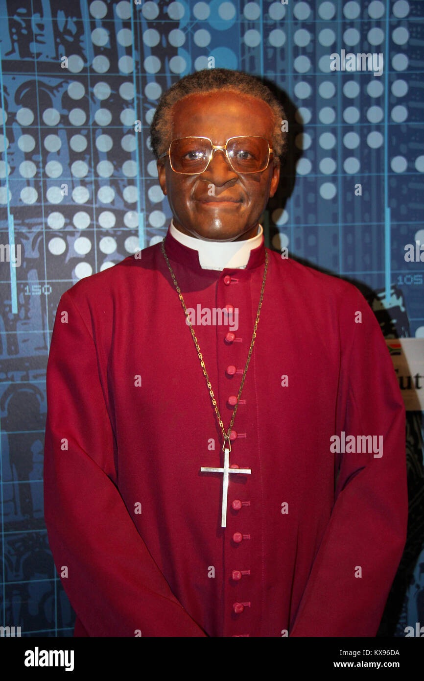 Londra - Regno Unito, 08, luglio 2014. Madame Tussauds a Londra. Waxwork statua di Desmond Tutu. Foto Stock