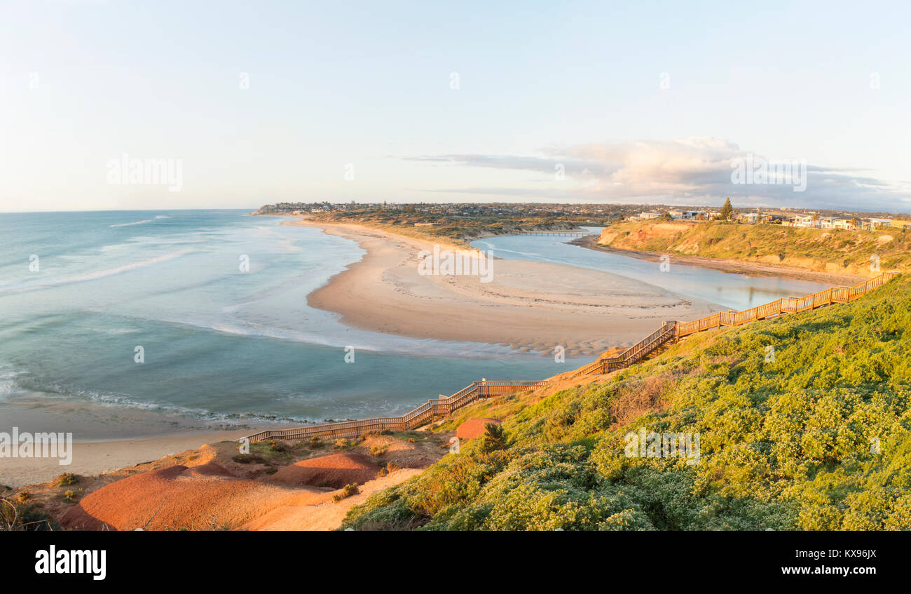 Molto ampio angolo di visualizzazione di Southport Beach passi e Onkaparinga estuario del fiume presso Old Noarlunga sud, nella periferia sud di Adelaide, Sud Austra Foto Stock