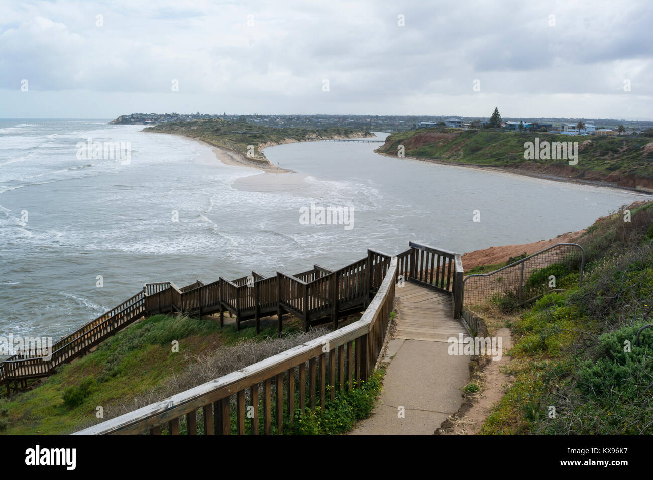 Southport Beach, SA, Australia: 10 Ottobre 2016 - dalle fasi, mostrando deminished terra di massa, rigonfiamento modi d'acqua del fiume Onkaparinga e alta Foto Stock