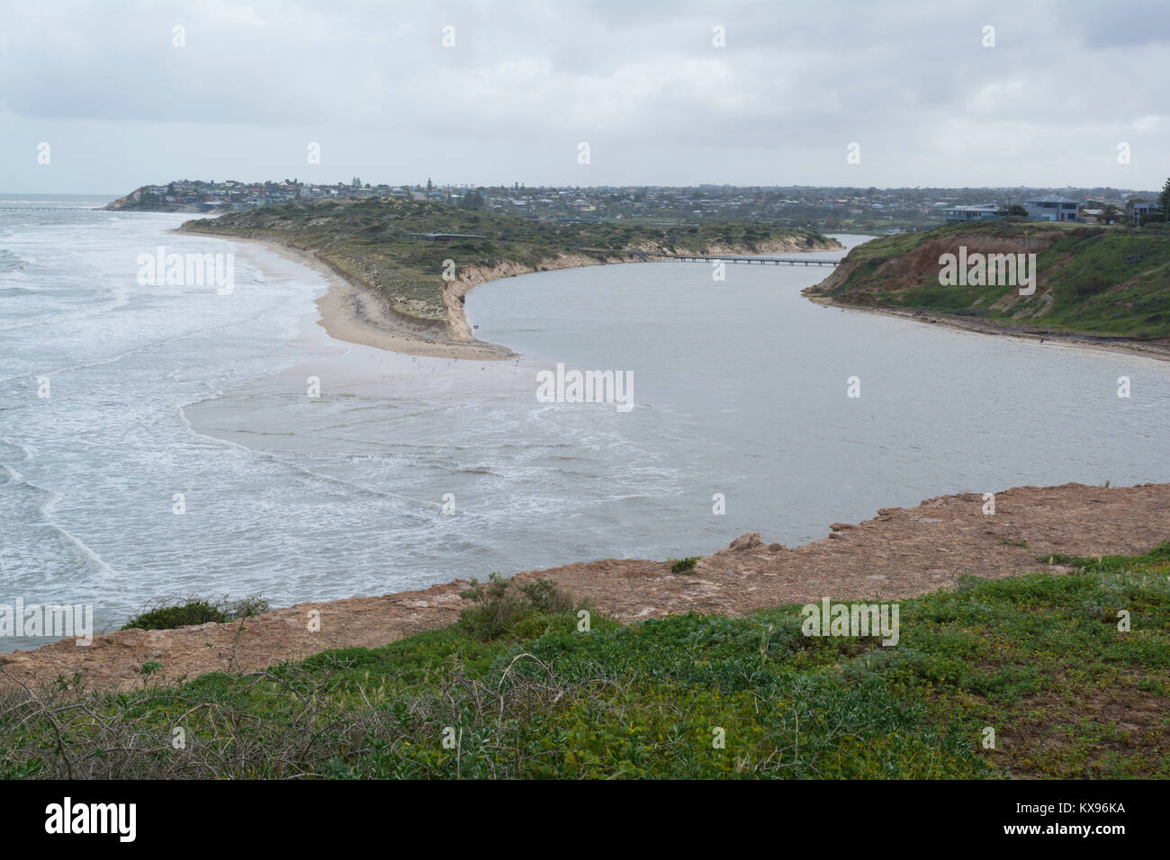 Southport Beach, SA, Australia: 10 Ottobre 2016 - Con deminished terra di massa, rigonfiamento modi d'acqua del fiume Onkaparinga e alta marea dopo la extr Foto Stock