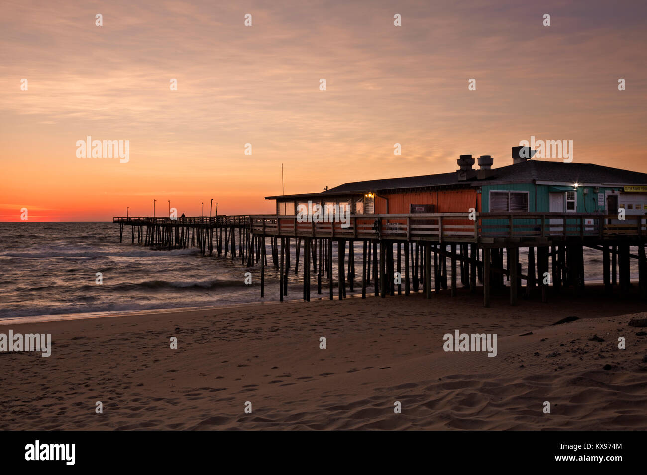 NC01217-00...North Carolina - Sunrise presso l'Outer Banks pesca del molo sull'Atlantico in testa NAG. Foto Stock