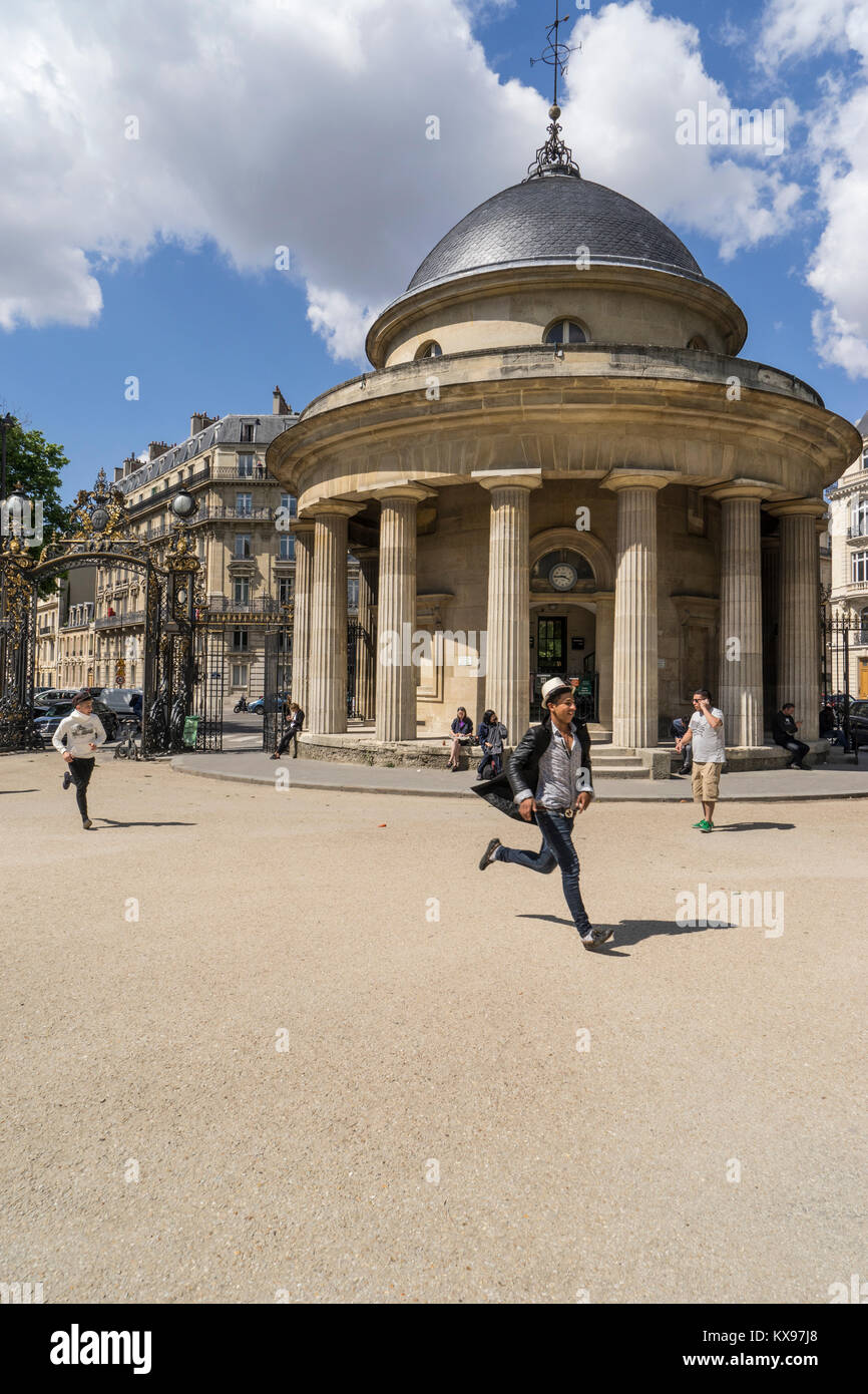 Padiglione presso l'entrata al Parc Monceau, Paris, Francia Foto Stock