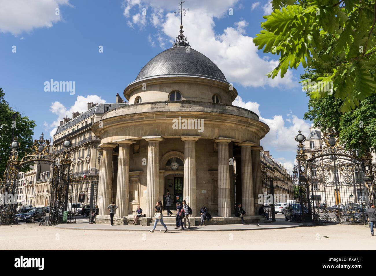 Padiglione presso l'entrata al Parc Monceau, Paris, Francia Foto Stock