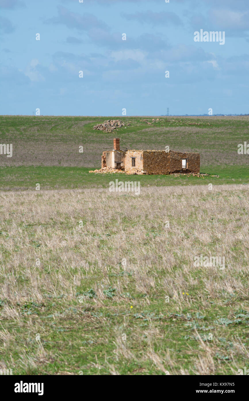 Mannum, South Australia, Australia - 19 agosto 2017: piccoli cottage homestead in rovine sulla open farmland entro il distretto Murraylands. Foto Stock
