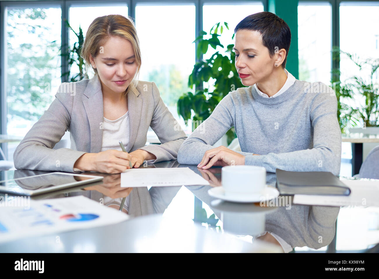 Lavoratori di colletto bianchi a studiare i dati statistici Foto Stock