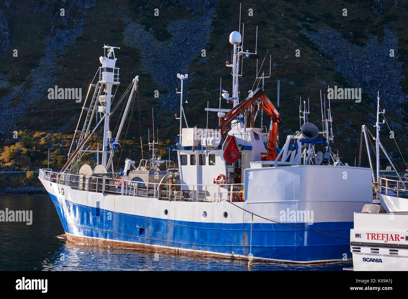 Barca da pesca, Ballstad Harbour, Vestagoy, Lofoten, Nordland, Norvegia Foto Stock