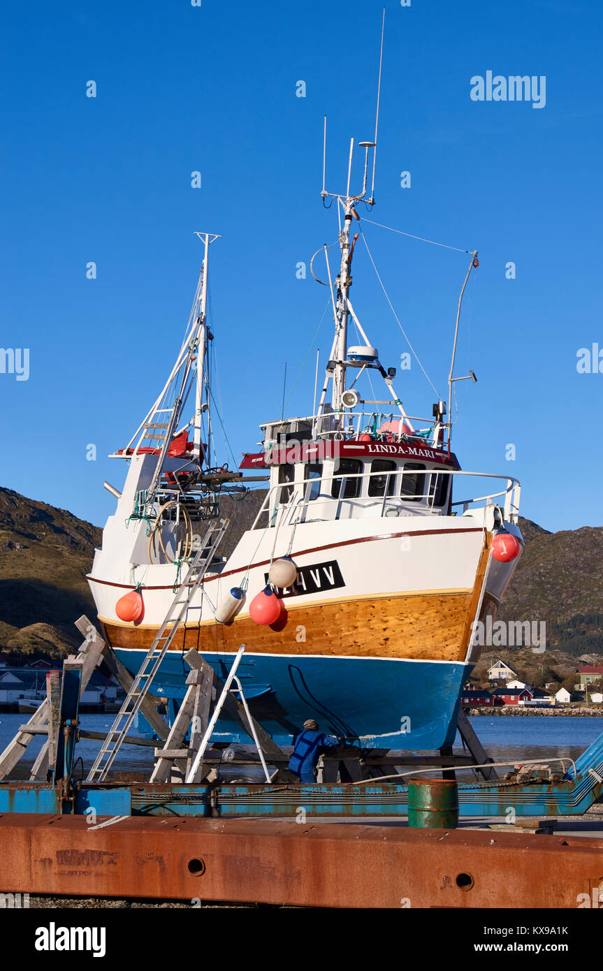 Barca da pesca che viene riparato, Ballstad Harbour, Vestagoy, Lofoten, Nordland, Norvegia Foto Stock