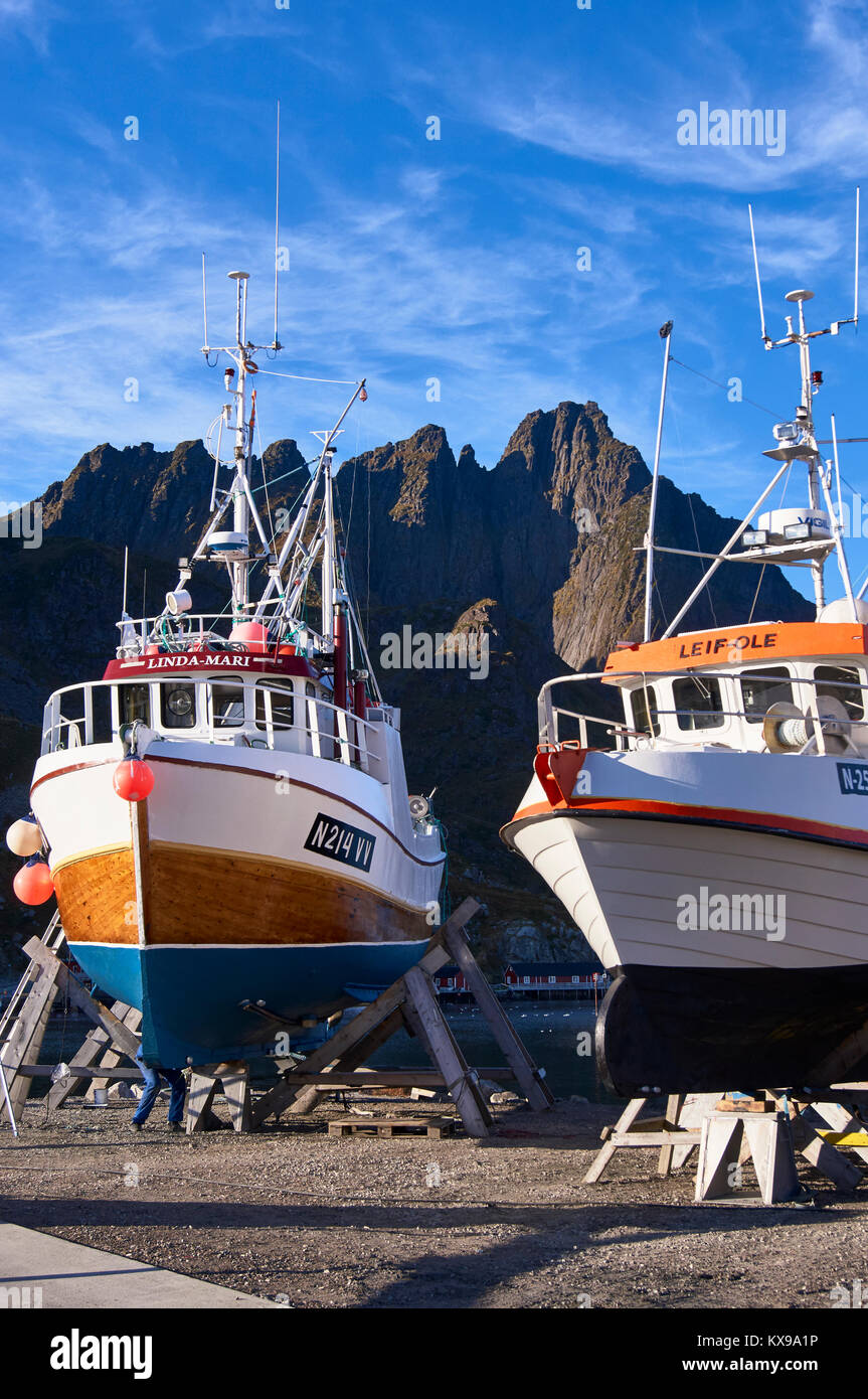 Barche da pesca in riparazione, Ballstad Harbour, Vestagoy, Lofoten, Nordland, Norvegia Foto Stock