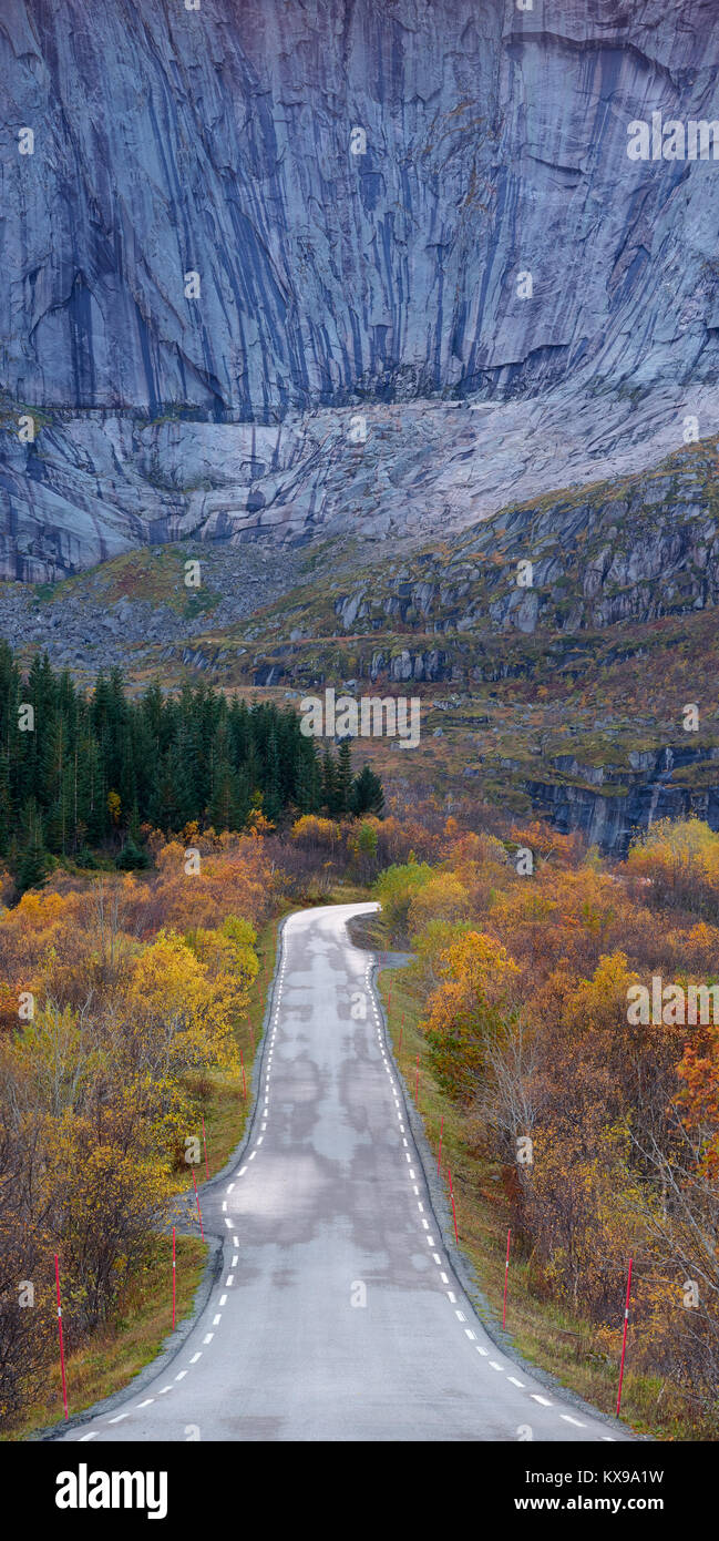 Strada per Nusfjord, Flakstadoya, isole Lofoten, Nordland, Norvegia. Scogliera di Stjerntinden Foto Stock