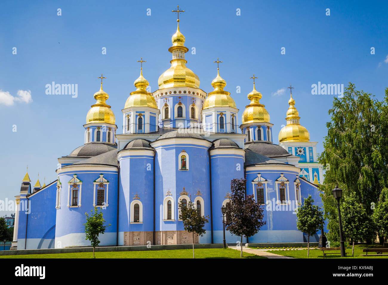 Le cupole della cattedrale di Mikhailovsky, Kiev, Ucraina. Data Giugno 9, 2013. La foto in orizzontale Foto Stock