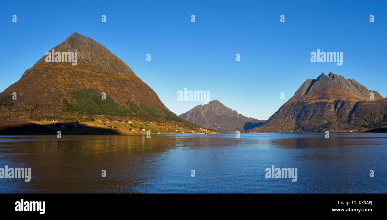 Vista su Ontano di Sundet Aldra, Luroy, Nordland, Norvegia. Sul percorso 17 Foto Stock