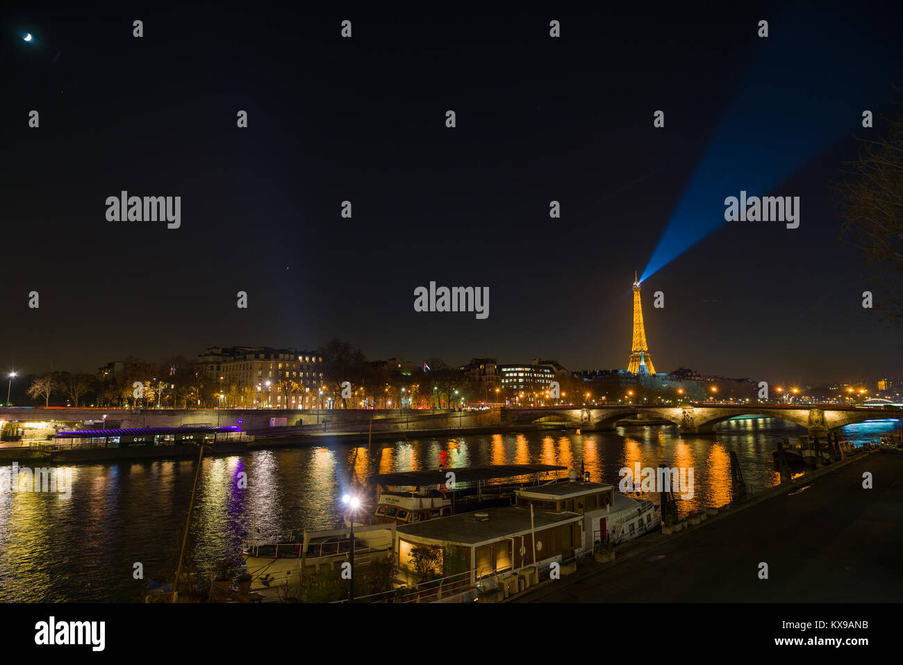 Parigi - 12 dicembre 2017: la Torre Eiffel di notte dal ponte Alexandre III La Torre Eiffel è il monumento più visitato della Francia situato sulla Cha Foto Stock