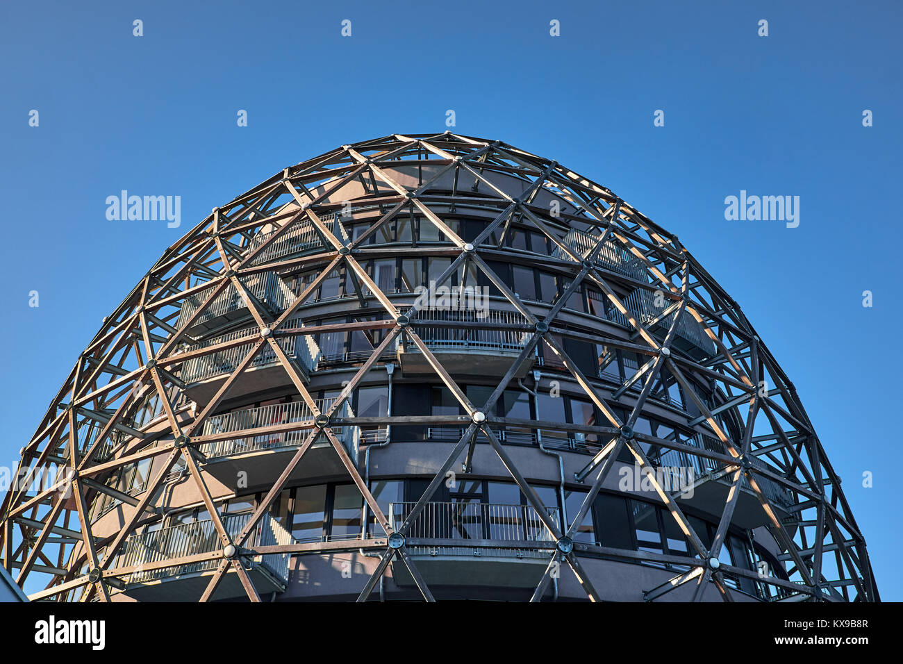 WINTERBERG, Germania - 14 febbraio 2017: la parte superiore di una architettura a forma di cupola costruzione fatta di quadro in legname Foto Stock