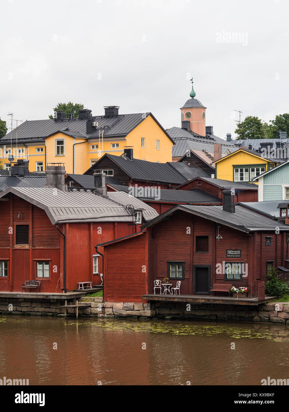 Rosso di vecchi fienili in legno nella città di Porvoo in Finlandia. Foto Stock