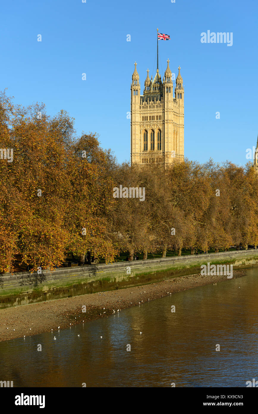 Torre di Victoria e i giardini e Palazzo di Westminster, la Casa del Parlamento, London, Regno Unito Foto Stock